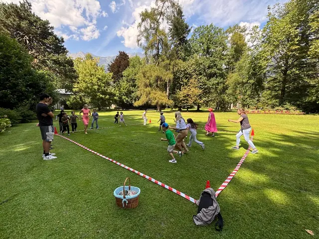 "Wer hat Angst vor dem weißen Hai?" Großes Fangen spielen im Hofgarten mit den Hofgartenfreunden, Vize-Bürgermeisterin Mayr, den Betreuern der TSD und natürlich den Kindern aus der Trientlgasse. | Foto: Königer