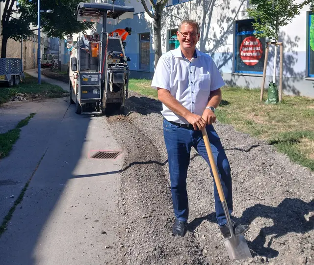 Der Kramreiterweg soll umgestaltet werden. So soll mehr Aufenthaltsqualität und ein besseres Sicherheitsgefühl entstehen. Zu sehen: Bezirkschef Papai (SPÖ). | Foto: BV21