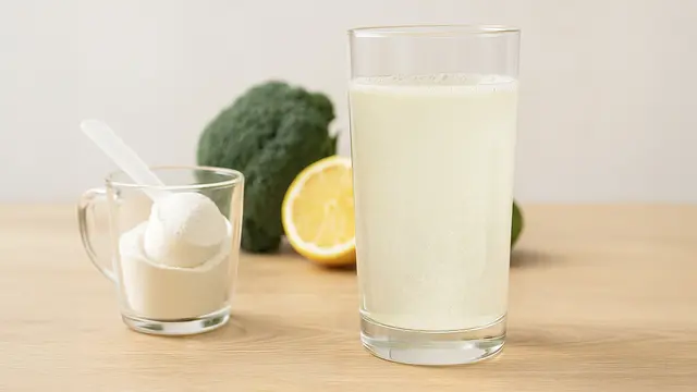 Einfach in Wasser gelöst: Basenpulver unterstützt den Säure-Basen-Haushalt und damit das Abnehmen.