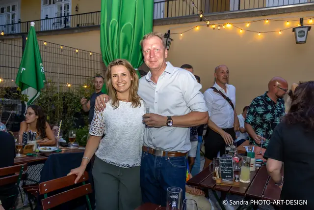 Bezirksvorsteherin Johanna Zinkl (ÖVP) mit Walter Wendt.  | Foto: Sandra Oblak