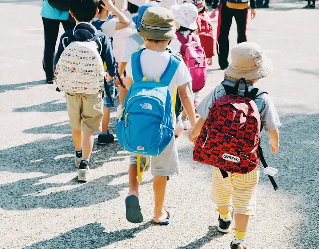 Oft entstehen Freundschaften beim gemeinsamen Schulweg. | Foto: Unsplash/note-thanun