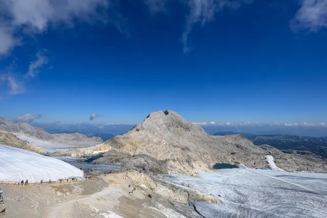 Der Hallstätter Gletscher, größter Gletscher des Dachsteinmassivs, steht im Sommer 2025 vor dem größten Massenverlust seit Beginn der Messungen im Jahr 2006. | Foto: TEAM FOTOKERSCHI/WERNER KERSCHBAUMMAYR