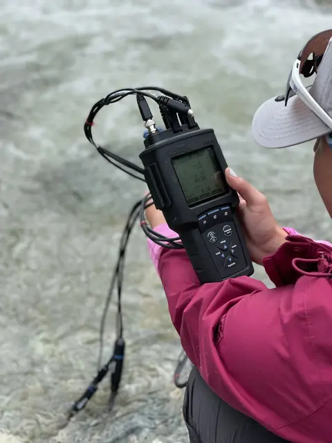 "Schnellanalysen im Feld" nennt sich der Vorgang, wenn Proben aus der Mur gemessen werden.  | Foto: Johanna Irrgeher