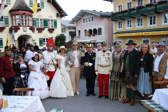 Auf dem Mozartplatz St. Gilgen versammelten sich “Kaiser” Friedrich Jares mit Gefolge und Bürgermeister Otto Kloiber.