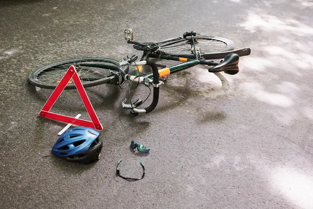 Zwei Radfahrer verletzten sich da sie zu Sturz kamen. (Symbolfoto) | Foto: stock.adobe.com/at/standret