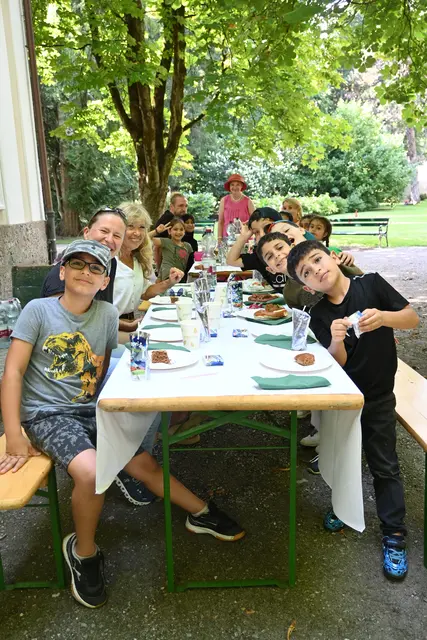 Eine ordentliche Jause durfte nicht fehlen. Der Pavillon am Hofgarten bot die perfekte Kulisse. | Foto: Königer