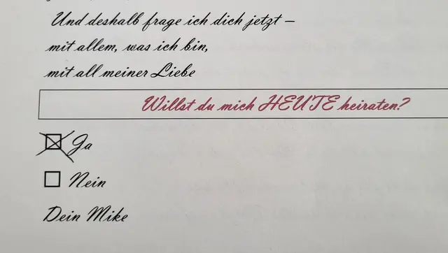 Der Bräutigam fragt, ob die Hochzeit gleich am selben Tag stattfinden soll. Das Kreuz verrät die Antwort. | Foto: Michael Huber
