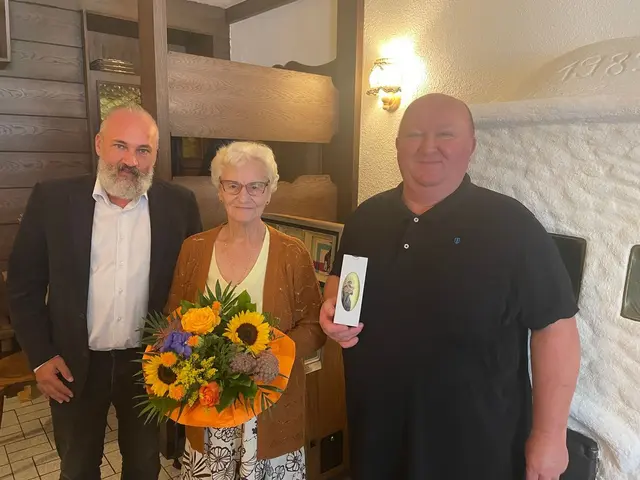 85. Geburtstag in St. Anton an der Jeßnitz: Jubilarin Johanna Hofecker (M.) mit Bürgermeister Manfred Zellhofer und Pfarrer Marian Lewicki | Foto: Gemeinde St. Anton an der Jeßnitz