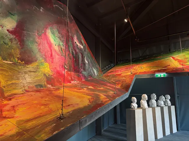 Der Steiermark-Pavillon in Leoben steht im Park vor dem neuen Rathaus. Zu sehen ist darin unter anderem eines der letzten großen Werke des österreichischen Künstlers Herbert Brandl, der kürzlich verstorben ist. | Foto: MeinBezirk/Laura Jung