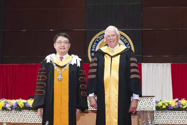 Pornchai Mongkhonvanit, Universitätspräsident der Siam University, verlieh Heinz Boyer den Excellence Award. | Foto: Siam University