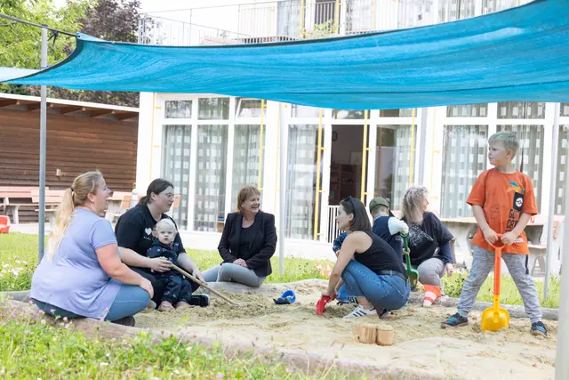 Vizebürgermeisterin Karin Hörzing (Mitte) bei einem Nachmittagsbesuch im Familienzentrum Pichling. | Foto: Stadt Linz