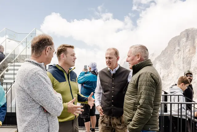 Planai-Bahnen-Chef Georg Bliem, Landesrat Stefan Kaineder, Bgm. Johannes Uttinger und der steirische LH Mario Kunasek im Gespräch über die Folgen des Gletscherschwunds für den Tourismus am Dachstein. | Foto: OÖ/Werner Dedl