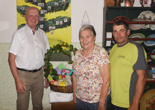 Siegfried Walch, Jubilarin Rosa Datler und Johannes Datler (v.l.) | Foto: Marktgemeinde Karlstein
