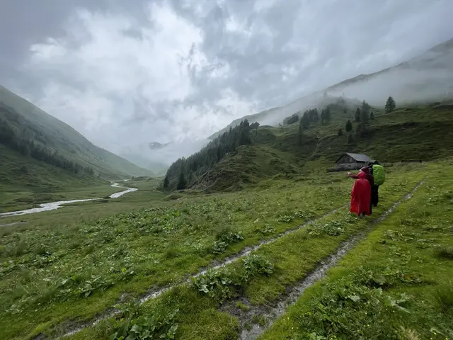 Das Forschungsteam auf Beprobungskampagne am Weg zum Murursprung in Salzburg. | Foto: Johanna Irrgeher