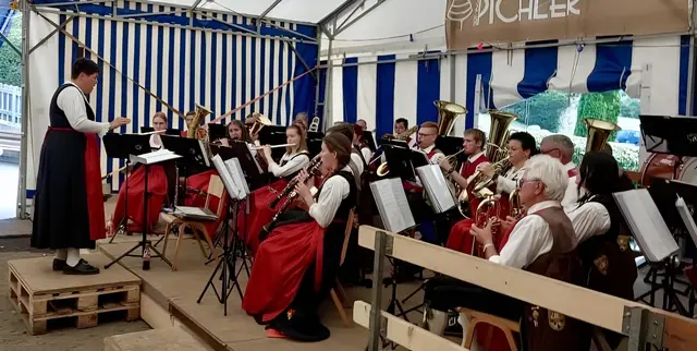 Die TK Alpenrose Waidegg begleitete den Waidegger Kirchtag musikalisch. | Foto: Privat