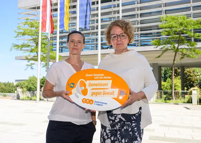 Elisabeth Cinatl, Vorsitzende des Netzwerks österreichischer Frauen- und Mädchenberatungsstellen, und Frauen-Landesrätin Christiane Teschl-Hofmeister. | Foto: NLK Burchhart