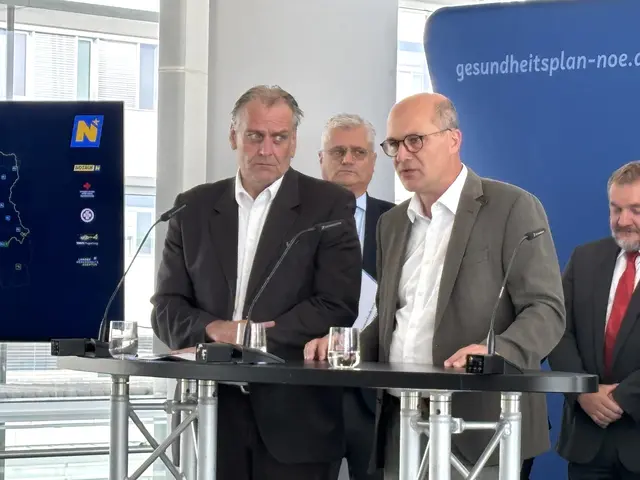 Der Finanzierungsschlüssel für das Rettungswesen wird neu aufgeteilt: künftig wird vom Land zu 40 Prozent kofinanziert, gaben Andreas Kollross (Präsident NÖ Gemeindevertreterverband) und Gemeindebund-Präsident Johannes Pressl bekannt. | Foto: Sandra Schütz