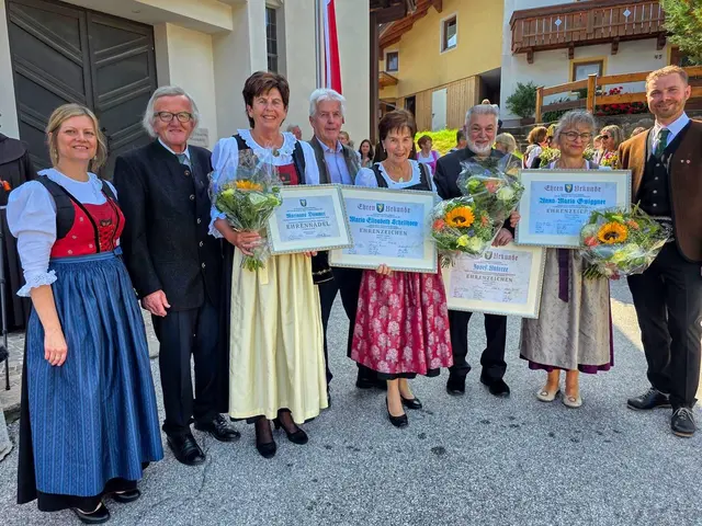 Vize-Bgm. Michaela Hausberger, Josef &amp; Gattin Marianne Dummer, Sepp und Maria-Elisabeth Schellhorn, Josef Unterer, Anna Maria Gwiggner und Bgm. Hannes Eder (v.l.). | Foto: Silberberger