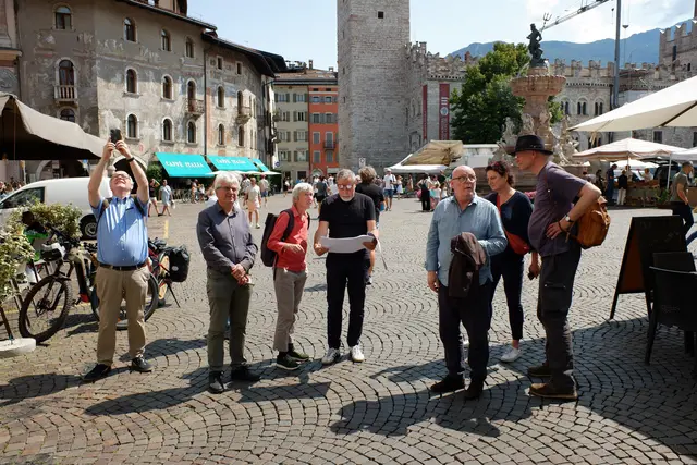 Die Baukulturpreis-Jury bei der Arbeit: (von li.) Walter Hauser (Mitglied der Steuerungsgruppe Tirol), Fabio Campolongo (Mitglied der Steuerungsgruppe Trentino), Jurorin Rita Illien, Architekt Alberto Winterle, Juror Armando Ruinelli, Diana Ortner (Mitglied der Steuerungsgruppe Tirol) und Juror Jürg Conzett | Foto: Land Tirol/Abt. Bodenordnung