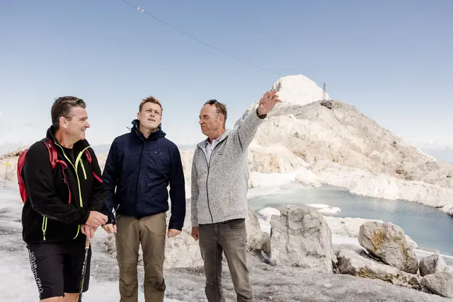 Bgm. Egon Höll, Landesrat Stefan Kaineder und Planai-Bahnen-Geschäftsführer Georg Bliem an jener Stelle, wo sich Hallstätter und Schladminger Gletscher nach Jahrtausenden in wenigen Tagen endgültig trennen werden. | Foto: Land OÖ/Werner Dedl