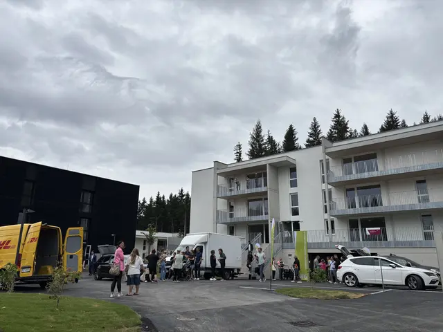 Einzugstrubel bei der Schlüsselübergabe.  | Foto: Huber