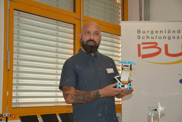 Schülerinnen und Schüler programmieren Roboter, die knifflige Abläufe und Parcours meistern müssen. | Foto: Rosenberger