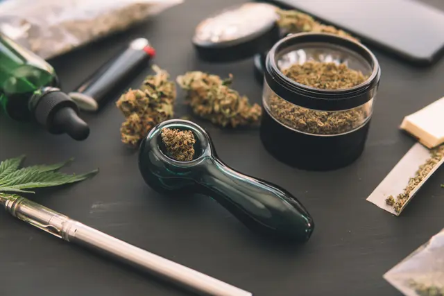 Polizeibeamte haben in Spittal an der Drau bei einem Einsatz eine größere Menge Cannabis und diverse Drogenutensilien sichergestellt. (Symbolfoto) | Foto: stock.adobe.com/at/TaylerDerden