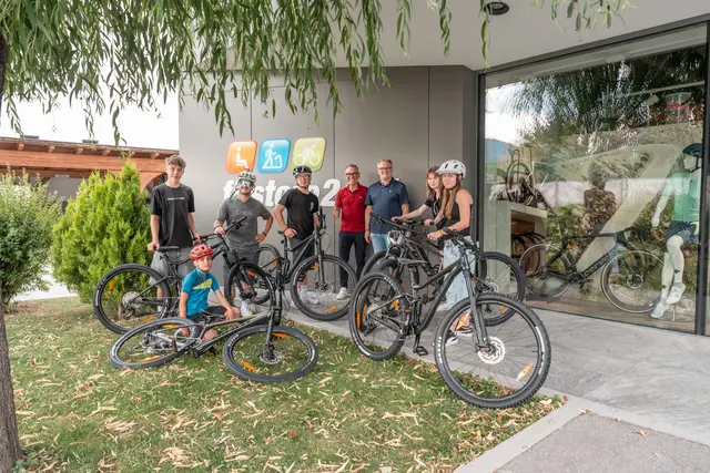 Stefan Müller, Werner Zanier und Guido Fuss mit Fritz, Tobias, Anastasia und Leonie mit ihren neuen Bikes und weiteren Kindern mit reparierten Bikes. | Foto: Peter Maier