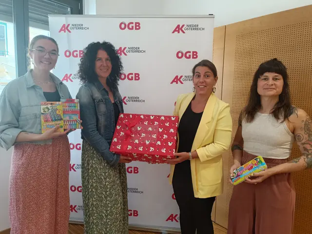 Birgit Schön, Leiterin der Abteilung Frauenpolitik übergibt ein Schulstartpaket an Vertreterinnen des Frauenhauses Mödling. | Foto: AK NÖ