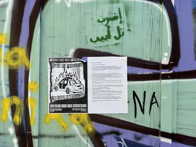 Auf den Postern wird davor gewarnt, dass die Polizei das neue Waffenverbot nutzen könne, um marginalisierte Gruppen zu "schikanieren".  | Foto: Lukas Ipirotis/MeinBezirk