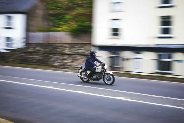 Oftmals werden die eigenen Fähigkeiten hinter dem Lenker unterschätzt, auch das ist ein Risikofaktor. | Foto:  Stephen Kidd/Unsplash