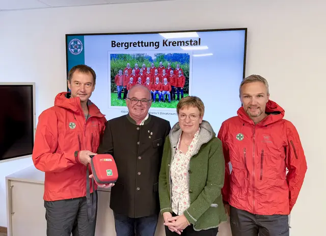 Christine und Karl Weingartner mit Ortsstellenleiter Werner Helmberger (li.) und Landesausbildungsleiter Stefan Redtenbacher übergeben. | Foto: Bergrettung Kremstal