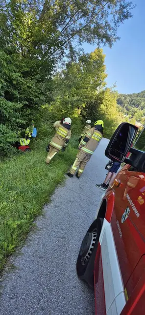 Das Fahrzeug wurde aus der Böschung geborgen. | Foto: FF Schwarzach im Pongau