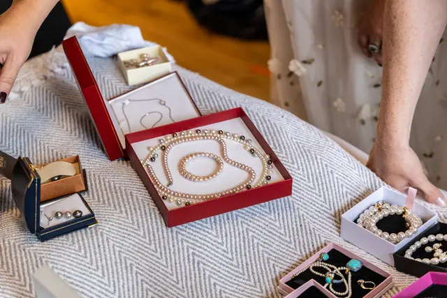 Schmuck und andere Accessoires wurden im vorhinein vorbereitet. | Foto: hochzeitsbildl.at