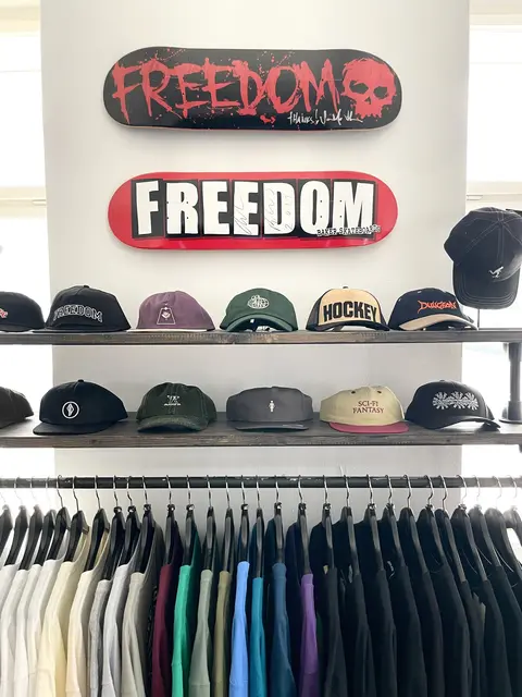 „Freedom“ ist kein Geschäft, der Skateboards nur nebenbei führt – hier dreht sich alles ums Rollen: Decks, Achsen, Rollen, Zubehör, Skate-Schuhe, Bekleidung und Reparaturen. | Foto: Freedom Skateshop