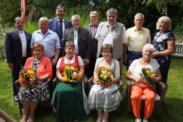Vier Goldene Hochzeiten in Wieselburg-Land: Elisabeth Kaufmann, Elisabeth Schönbichler, Josefa Schaufler, Christine Kendler (v.), Kaplan Jobins Antony, Heinz Kaufmann, Bürgermeister Franz Rafetzeder, Johann Schönbichler geschäftsführender Gemeinderat Günther Lichtenschopf, Franz Schaufler, Franz Kendler und geschäftsführernde Gemeinderätin Christa Eppensteiner
 | Foto: Gemeinde Wieselburg-Land