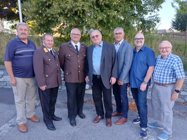 Jubilar Hubert Nöbauer (Mitte) mit den Gratulanten (von links): Johann Steinbauer (Bauernbund), FF-Kommandant Engelbert Mistelbauer, FF-Verwalter Peter Al-Kiswini, Bürgermeister Andreas Pichler und Gemeinderat Christian Zeller für die Marktgemeinde Lichtenau sowie Richard Rauscher (Seniorenverein)

 | Foto: Marktgemeinde Lichtenau