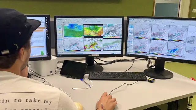 Minütlich fließen Daten aus ganz Europa und weltweit ins System: von Wetterstationen, Satelliten, Flugzeugen oder sogar Bojen im Meer. | Foto: Carmen Kurcz