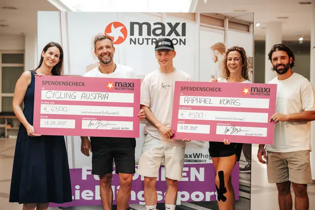 (v.l.n.r.) Theresa Bichler (zuständig für Marketing und Kommunikation bei KRÜGER AUSTRIA) mit dem Siegerteam: Andreas Promegger (Snowboarder), Raphael Kokas (Bahnradfahrer &amp; "MaxiNutrition"-Nachwuchstalent), Manuela Stöckl (Tänzerin) und Dominique Heinrich (ehem. Eishockey-Profi). | Foto: KRÜGER AUSTRIA / Philipp Lipiarski