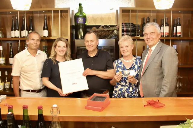 WKOÖ-Vizepräsident Leo Jindrak (re.) und Kirchdorfs Bezirksstellenleiter Siegfried Pramhas (li.) überreichten die Wirtschaftskammer-Auszeichnung für 40-jähriges Unternehmertum an Sophie, Josef und Romana Illecker (v.li.). | Foto: Weymayer