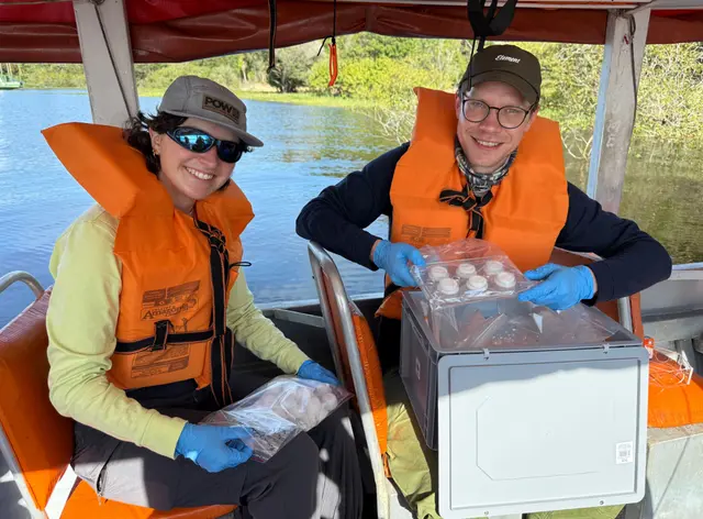 Masterstudentin Antonia Siebenbrunner und Dr. Stefan Wagner am Forschungsboot im Amazonas. | Foto: Johanna Irrgeher