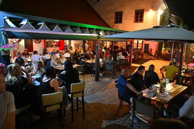 Die wöchentlichen Konzerte im Innenhof des ehemaligen Bürgerspitals sind gelebte Innenstadtbelebung  | Foto: Josef Bodner