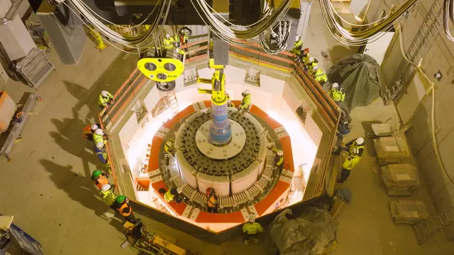 Beim Einsatz des Generators ist trotz seiner Größe Millimeterarbeit gefragt. | Foto: TIWAG/Droneproject 