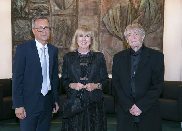 Raiffeisenverband Salzburg-Generaldirektor Heinz Konrad mit dem Künstler-Ehepaar Eva und Zoltán Pap vor dem Kunstwerk "TIKKUN OLAM (hebräisch für „Die Reparatur der Welt“)", das in der Bankhalle des RVS in der Schwarzstraße ausgestellt ist. | Foto: RVS