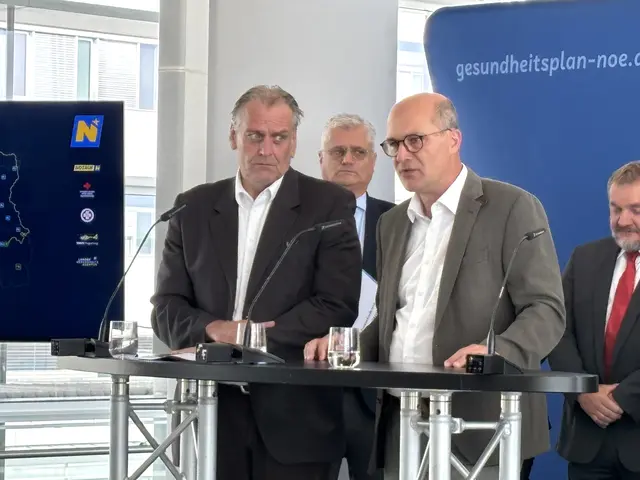 Der Finanzierungsschlüssel für das Rettungswesen wird neu aufgeteilt: künftig wird vom Land zu 40 Prozent kofinanziert, gaben Andreas Kollross (Präsident NÖ Gemeindevertreterverband) und Gemeindebund-Präsident Johannes Pressl bekannt. | Foto: Sandra Schütz