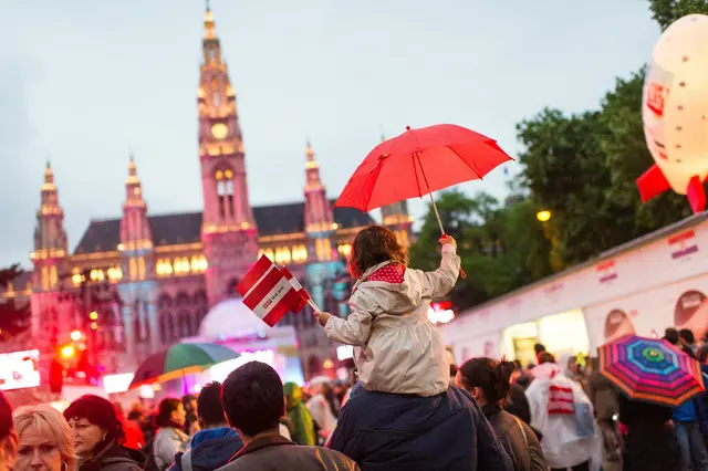 2015 strömten viele Menschen zu den ESC-Events in Wien. Nichteinmal das schlechte Wetter konnte die Stimmung trüben. (Archivbild) | Foto:  Michael Gruber / EXPA / picturedesk.com