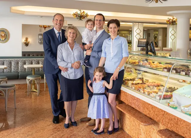 Paulus und Michael Stuller mit Familie stellen die fünfte und sechster Generation des Traditionsunternehmens.  | Foto: L. Heiner