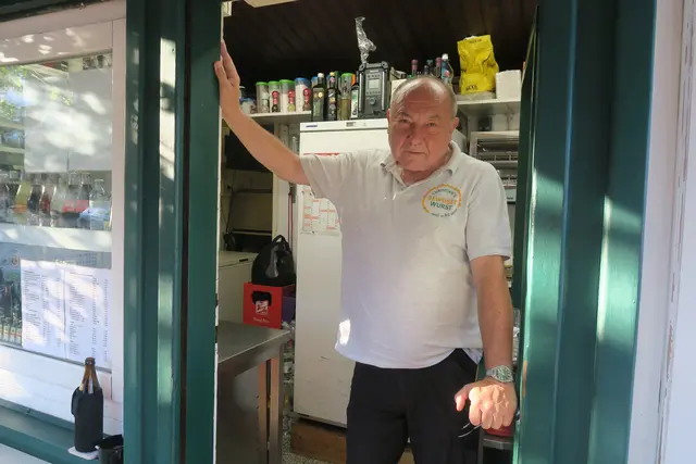 Christian Lange betreibt seinen Würstelstand mit Leidenschaft. Er legt Wert auf Qualität.  | Foto: Patricia Hillinger/MeinBezirk
