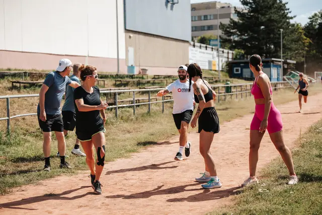 Die "MaxiNutrtition-Sportchallenge" startet mit einem Staffellauf, bei dem die fünf Teams bestehend aus jeweils vier Sportlerinnen und Sportler ihr sportliches Können bewiesen. | Foto: KRÜGER AUSTRIA / Philipp Lipiarski