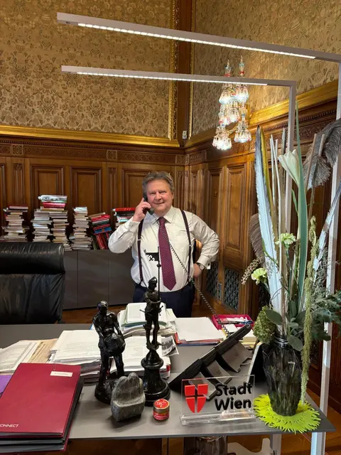 Beim Anruf von "ORF"-Generaldirektor Weißmann hatte Wiens Bürgermeister Michael Ludwig ein Lächeln auf den Lippen. | Foto: Stadt Wien